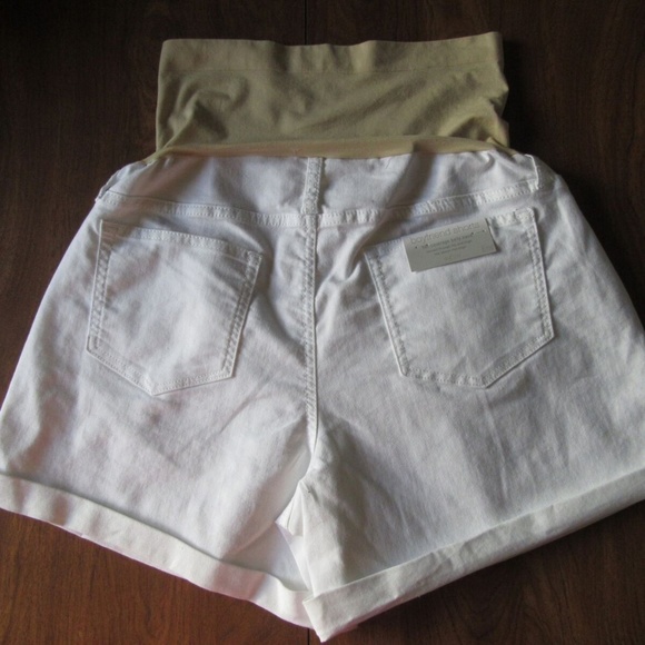 a:glow Maternity 16 White Boyfriend Shorts - Picture 2 of 2